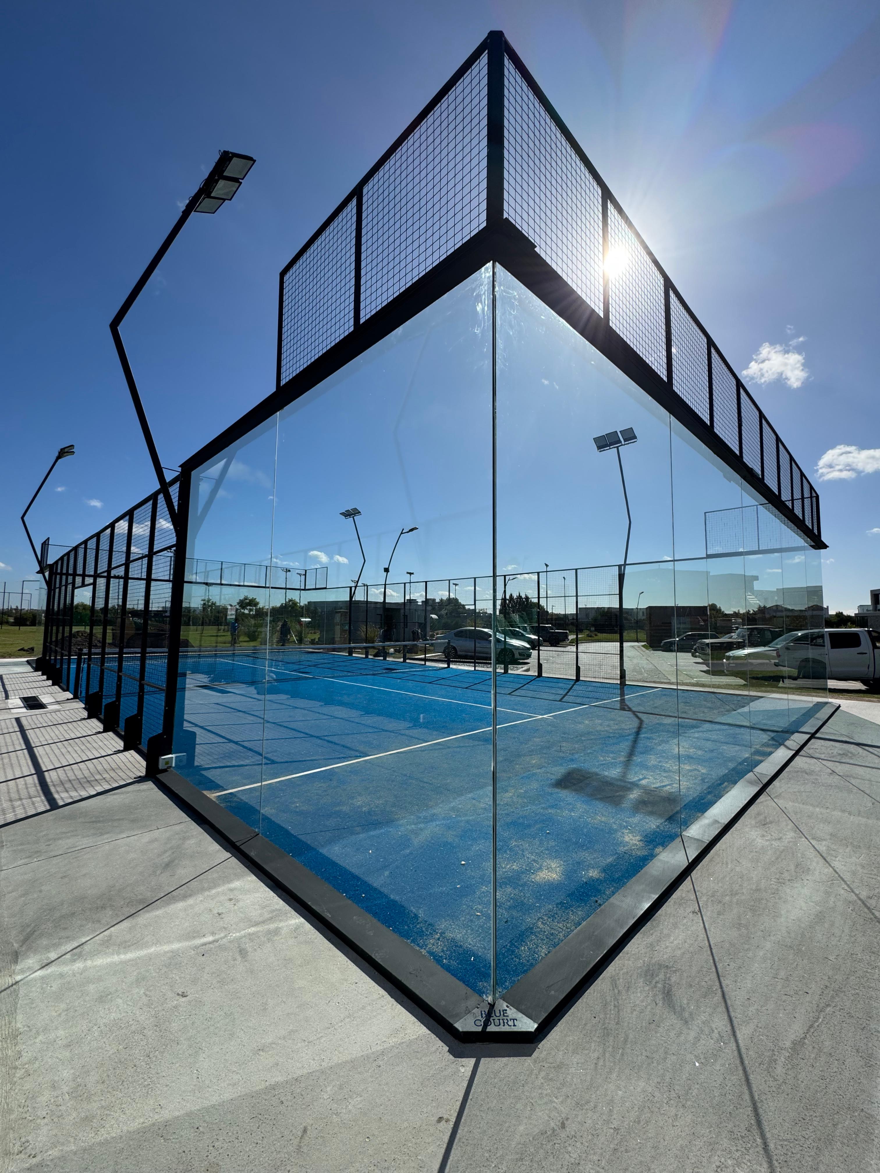 Cancha de pádel Blue Court con superficie azul y paredes de vidrio