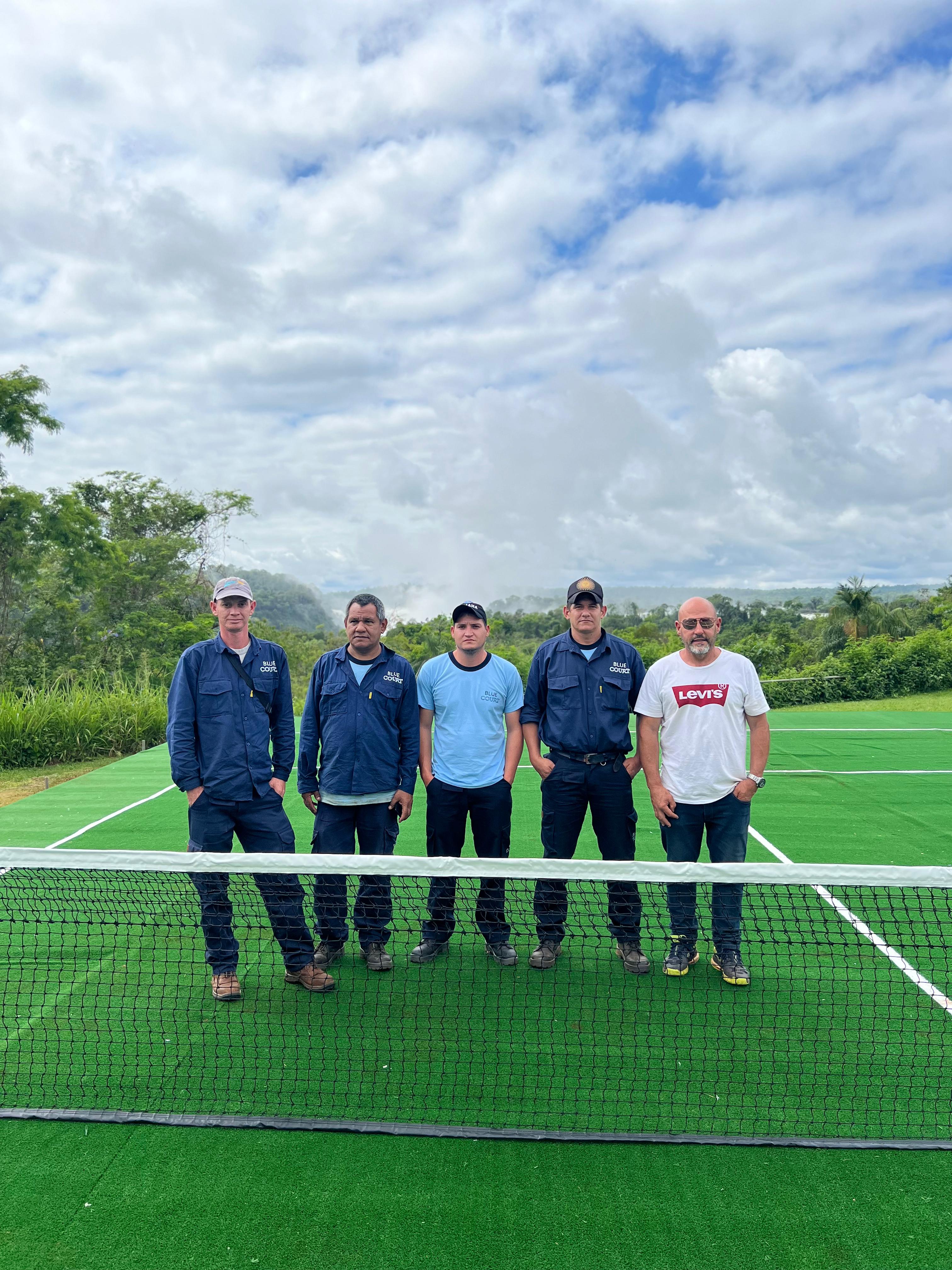 Equipo profesional de Blue Court en cancha de pádel