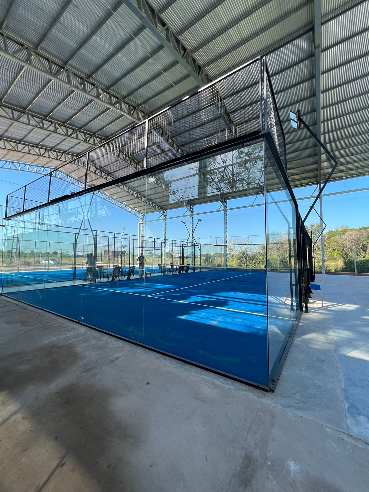 Cancha de pádel modelo estándar Blue Court con superficie azul y estructura negra