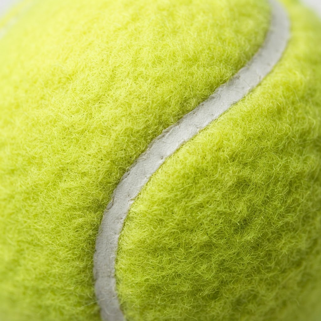 Pelota de pádel picando